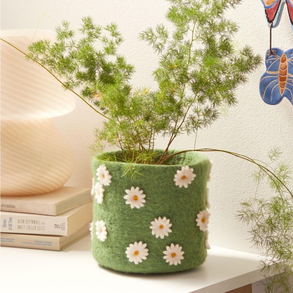 NWOT Urban Outfitters Daisy Field Plant Cover